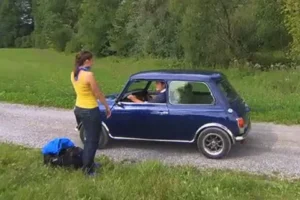 Köbi und Yvonne von Bauer ledig sucht Staffel 10 (2014) beim Ausflug mit dem Mini