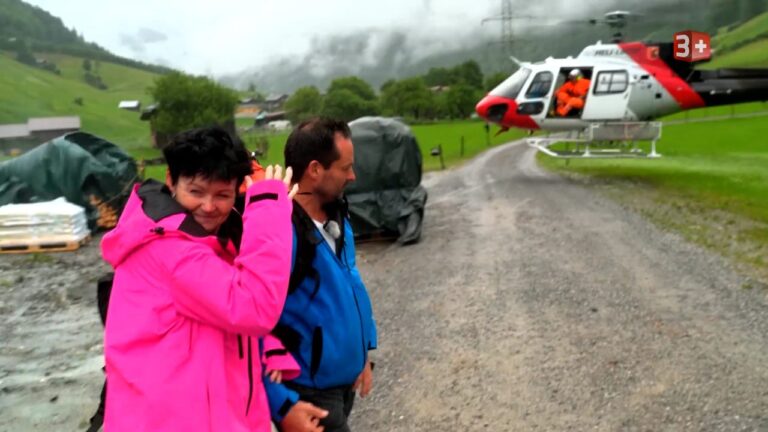 Fridli und Astrid bei Bauer ledig sucht – Helikopterflug zur Alp