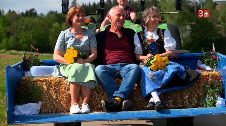 Peter (63) mit seinen Hofdamen Brigitte und Susanne in Folge 1 von Bauer ledig sucht Staffel 22