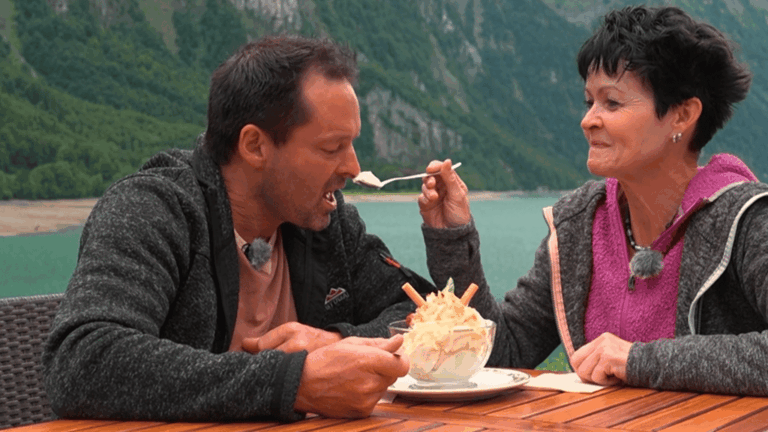Fridli und Astrid bei Bauer ledig sucht beim Glace-Genuss am Klöntalersee