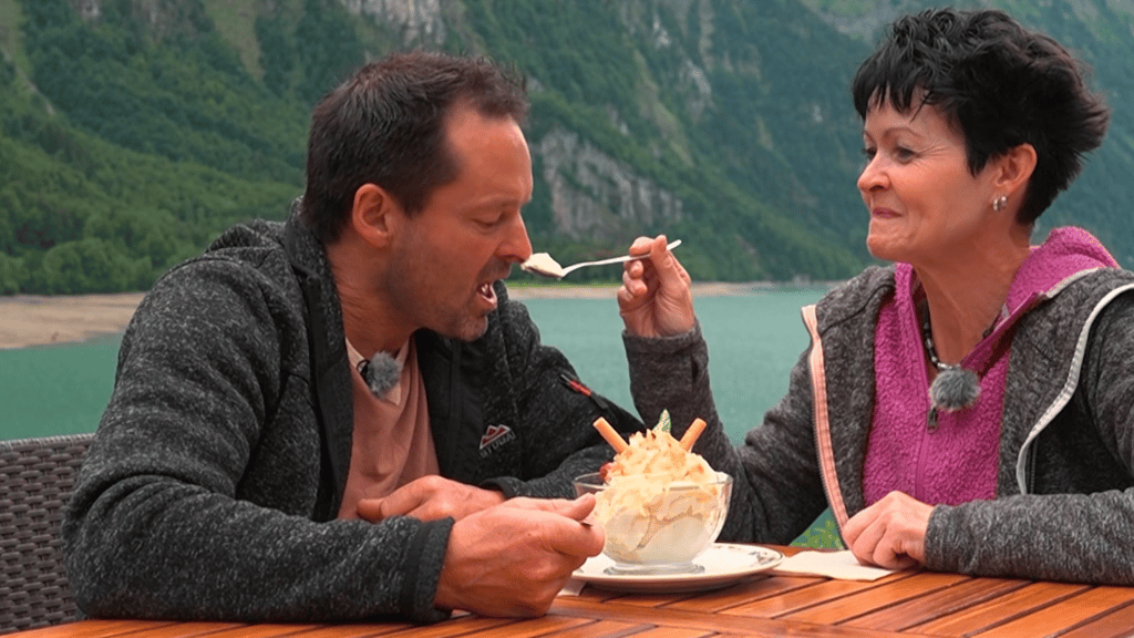 Fridli und Astrid bei Bauer ledig sucht beim Glace-Genuss am Klöntalersee