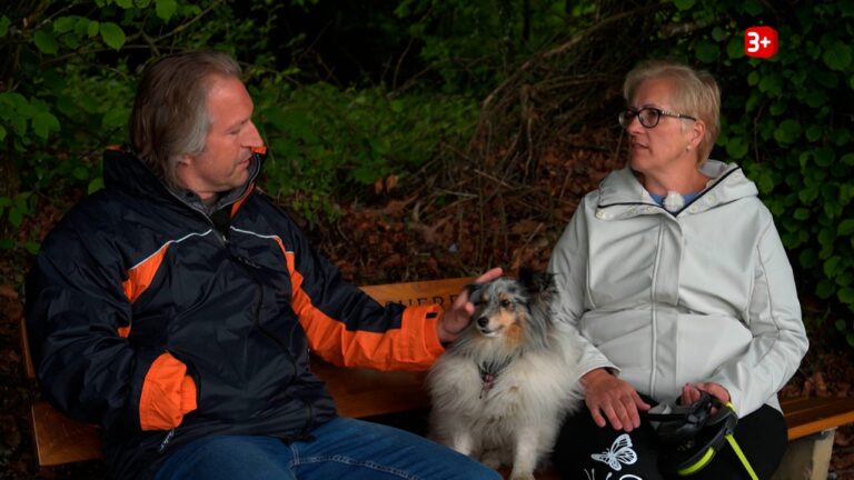 Janine und Andreas bei Bauer ledig sucht — ernstes Gespräch auf der Bank mit Janines Hund