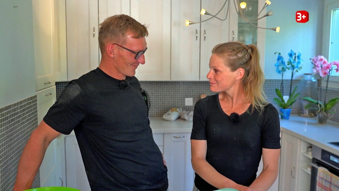 Marie Anna und Beni aus Bauer ledig sucht kochen gemeinsam in der Küche