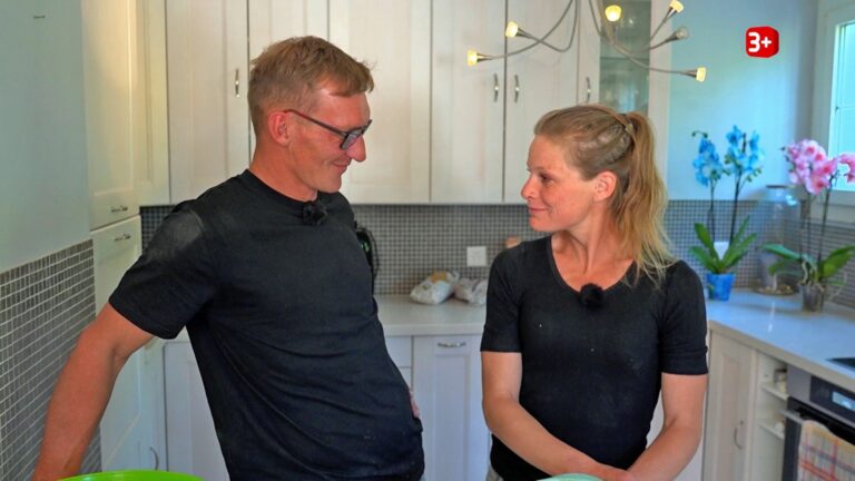 Marie Anna und Beni aus Bauer ledig sucht kochen gemeinsam in der Küche