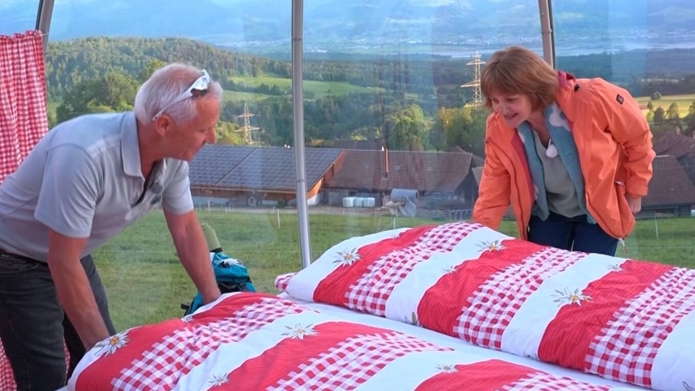 Peter und Susanne bei Bauer ledig sucht Staffel 22 – Hund Zoe im Bett
