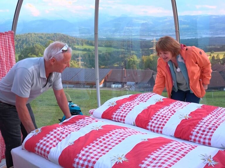 Peter und Susanne bei Bauer ledig sucht Staffel 22 – Hund Zoe im Bett