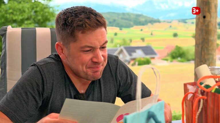 Dänu aus Bauer ledig sucht liest seine Liebespost auf dem Hof im Kanton Bern