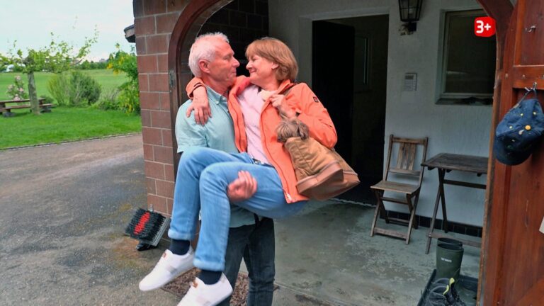 Peter trägt Susanne auf dem Arm, Hündin Zoe in der Tasche – Bauer ledig sucht Folge 7