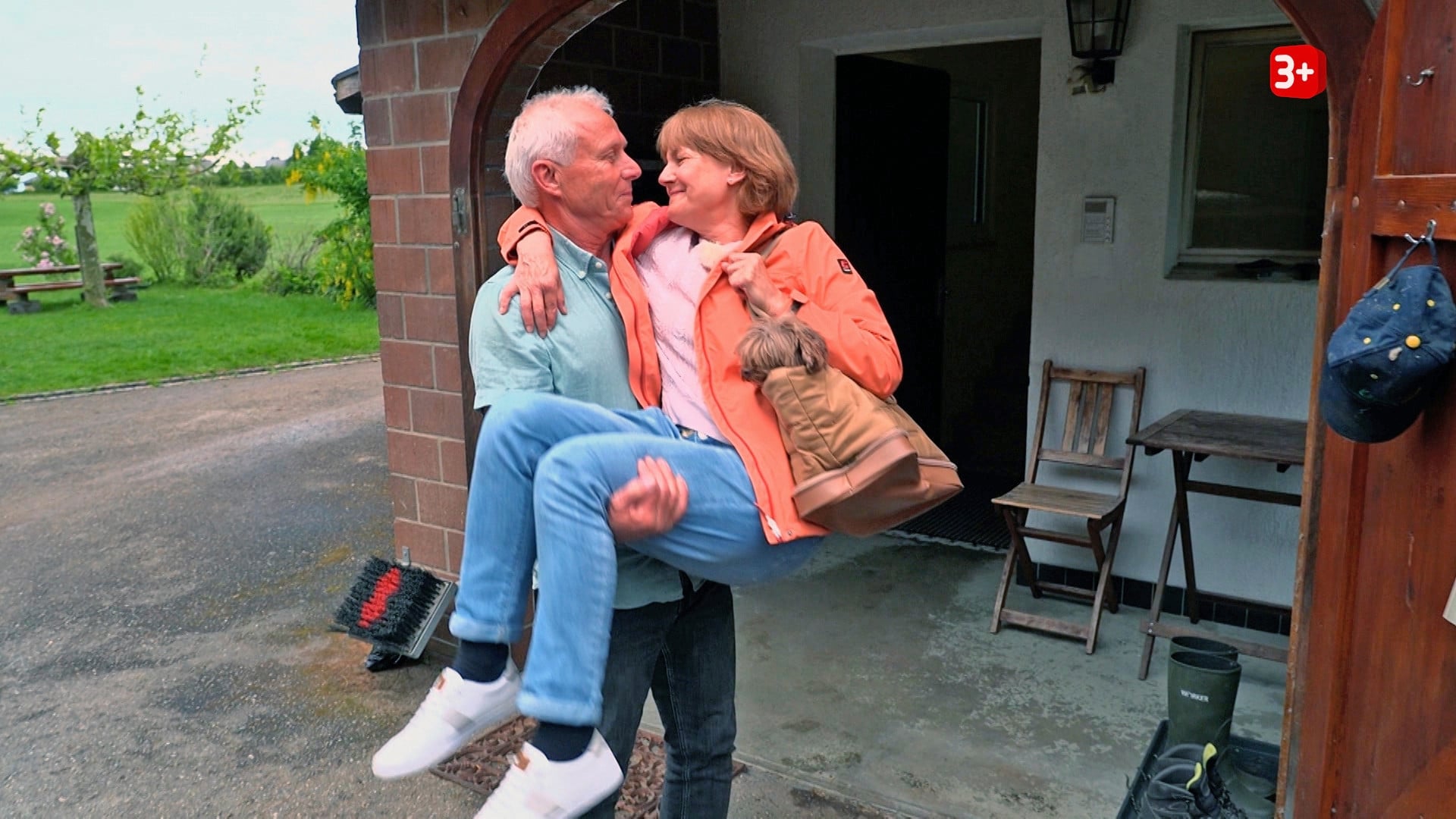 Peter und Susanne Bauer ledig sucht Hundefrieden Folge 10 Peter trägt Susanne auf dem Arm, Hündin Zoe in der Tasche – Bauer ledig sucht Staffel 22, Folge 10