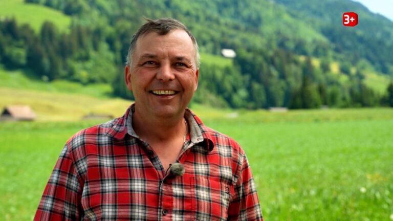 Roli aus dem Kanton Schwyz bei Bauer ledig sucht Staffel 22 im karierten Hemd auf der Wiese