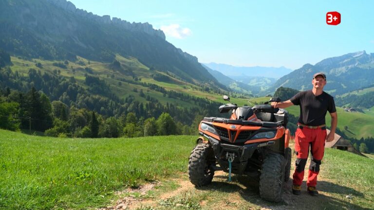 Ueli Bauer ledig sucht Liebespost Folge 11 Ueli aus Bauer ledig sucht — Bauer im Entlebuch neben seinem Quad vor Bergkulisse