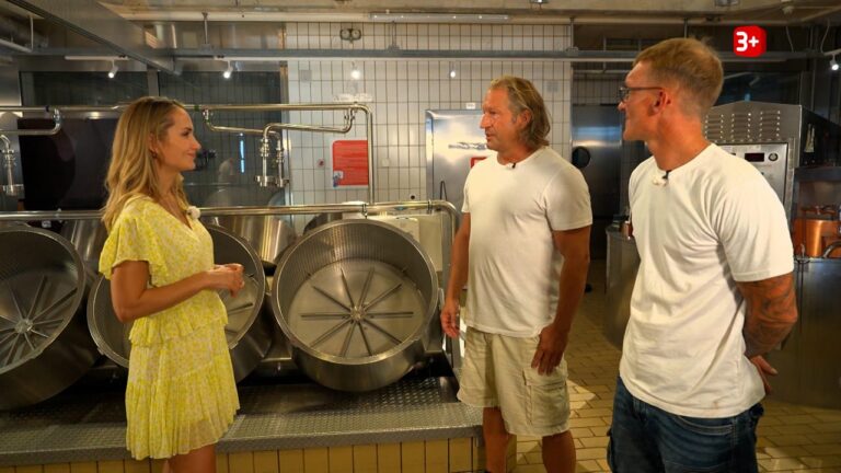 Andreas und Beni aus Bauer ledig sucht beim Käsemachen während der Exkursion in Folge 10
