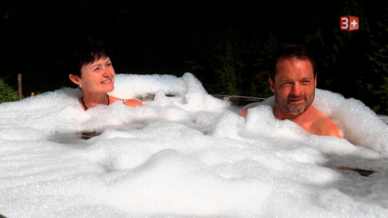Fridli und Astrid aus Bauer ledig sucht im Hotpot auf der Glarner Alp