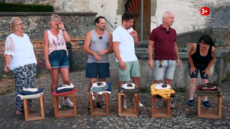 Fridli und Astrid aus Bauer ledig sucht mit den anderen Kandidaten vor den Mittelalter-Trachten bei der Exkursion in Folge 10