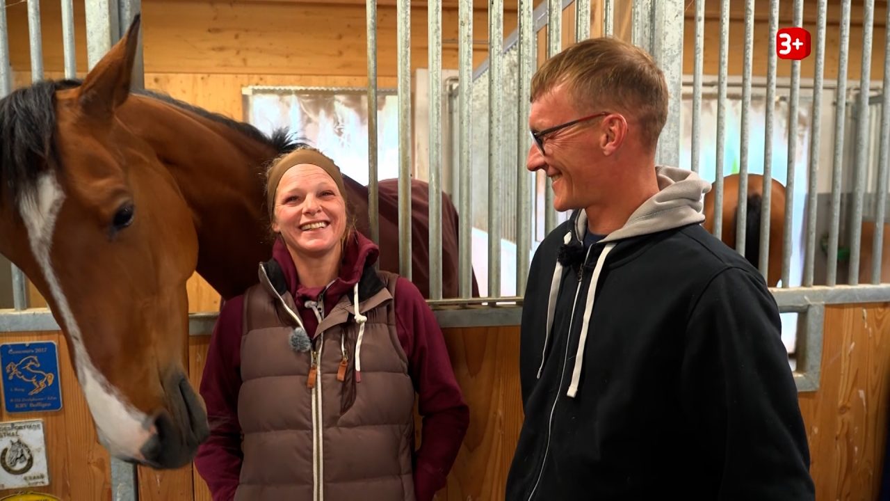 Marie Anna und Beni aus Bauer ledig sucht im Pferdestall am Ende der Hofwoche